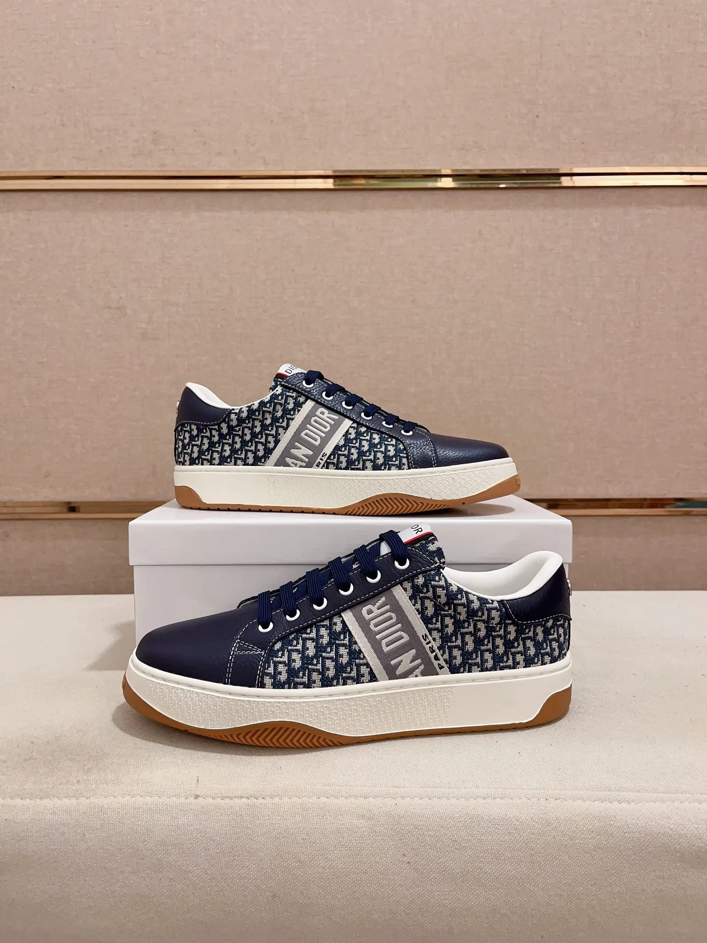 Factory price: 420💰[Dior·Dior] New casual sports style men's shoes, new spring and summer design, perfect workmanship, lace-up lazy style to create wardrobe quality, upper: imported first-layer cowhide, sheepskin lining is soft and comfortable, ultra-light TPU wear-resistant outsole, simple, versatile fashion men's shoes, excellent color code number 38--44. (Can be customized for 45 non-refundable)